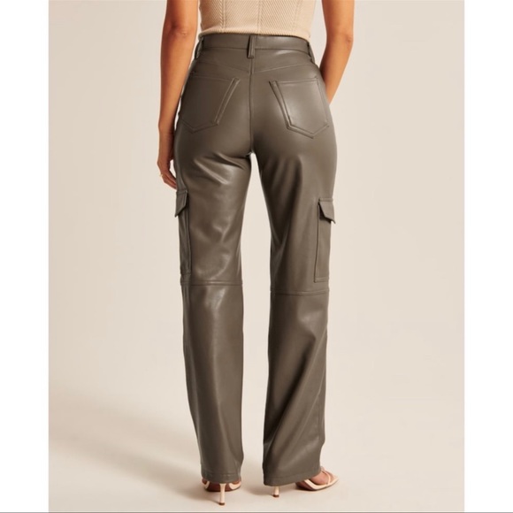 Abercrombie & Fitch Curve Love Vegan Leather Cargo 90s Relaxed Pant - Picture 4 of 8